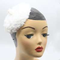 Weisser schlichter flauschiger fascinator